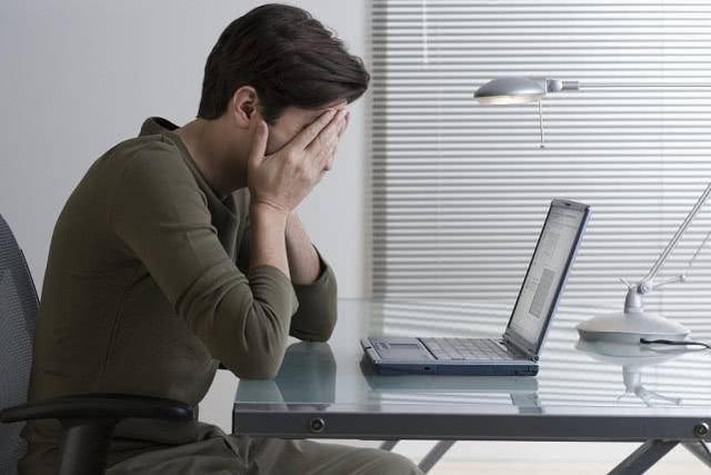 发现母亲和邻居发暧昧短信怎么办,发现母亲跟人聊天暧昧可以报警吗