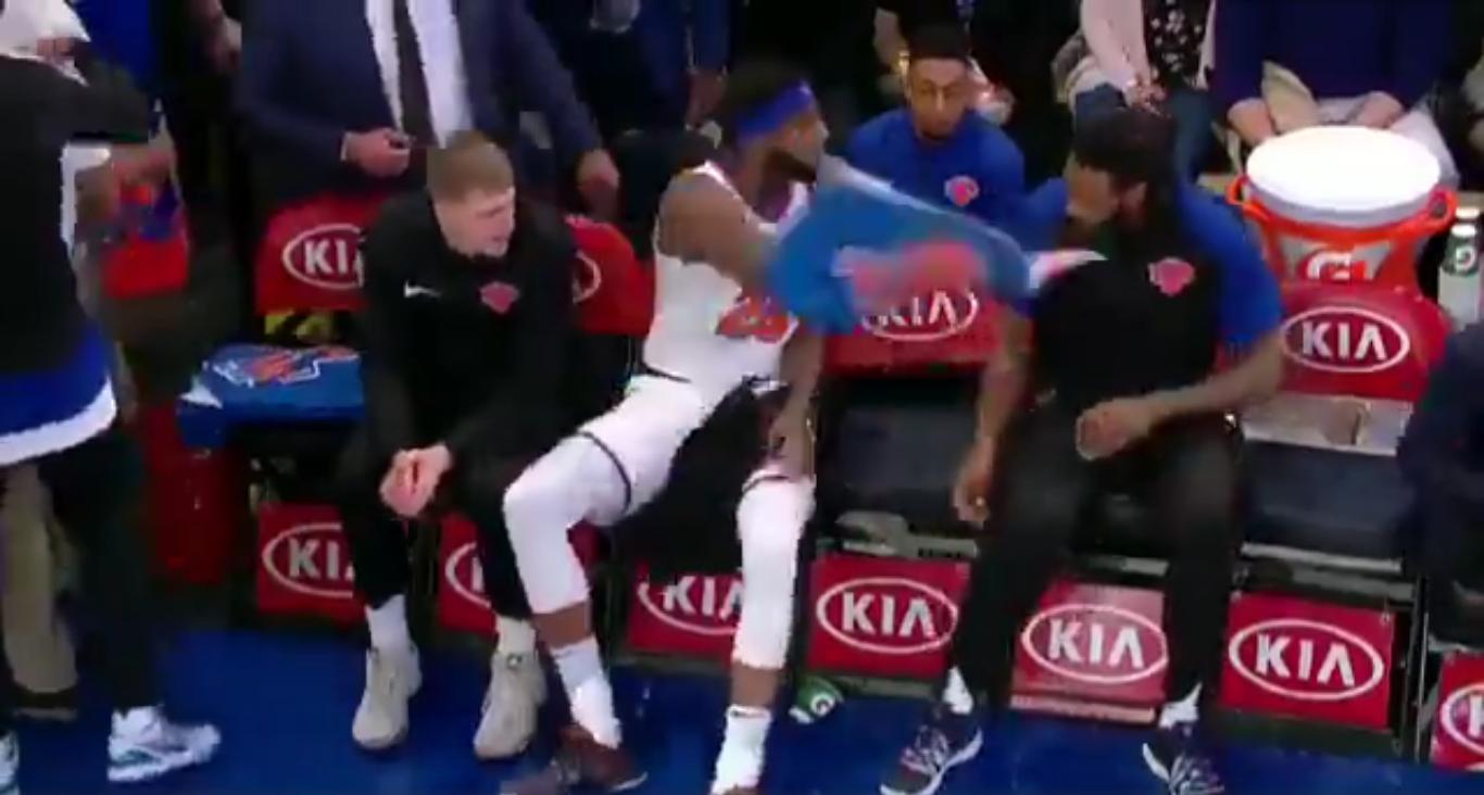 逗比!尼克斯两位2米1黑大汉替补席互掐大腿小乔丹熊二本尊无疑