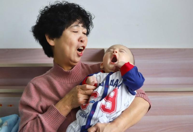 宝宝睡觉时这三个动作不要去打扰,小孩子睡得沉有什么方法叫醒