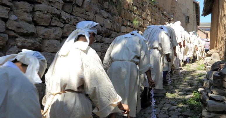 人死后为什么在脸上盖白布,人死脸上为什么要盖纸