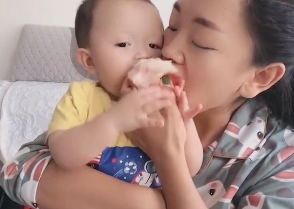 为什么宝宝更喜欢妈妈抱着他睡觉,小孩为什么喜欢粘着小姨