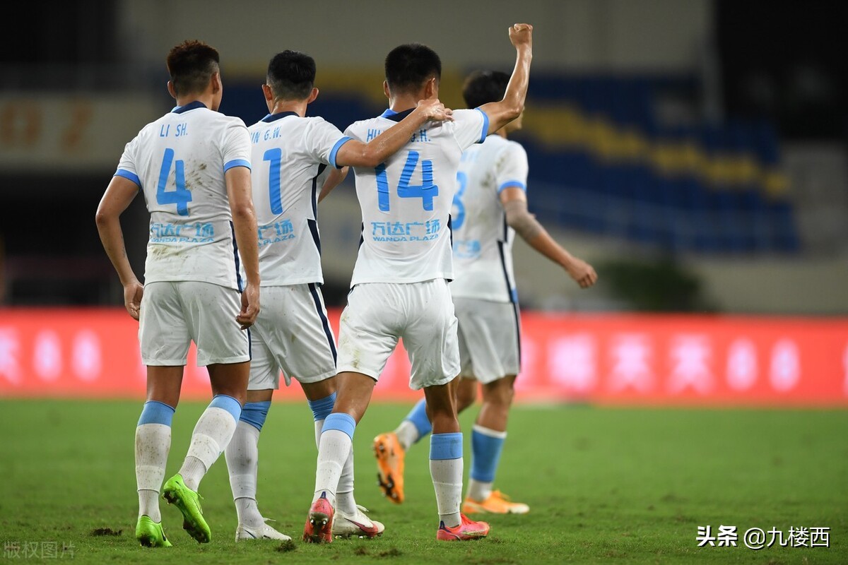 判罚反复让人诟病，换人弄错，郑龙一脸懵逼，中超如何让我说爱你