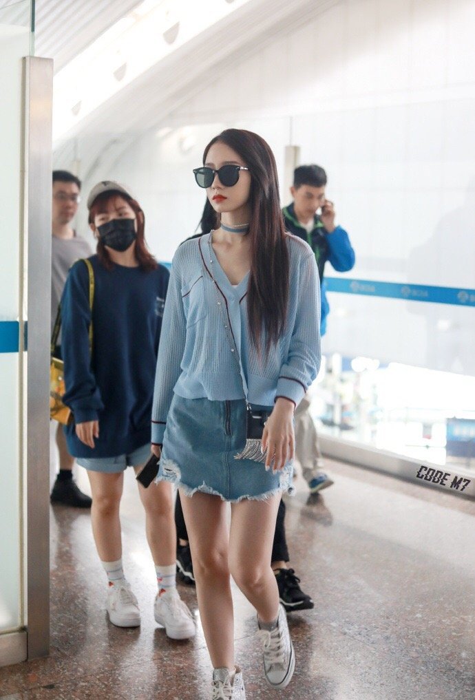 孟美岐红色连体衣,孟美岐穿黑色连体衣