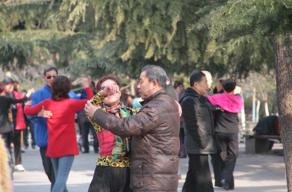 为什么奉劝老年人不要跳交谊舞?58岁退休大妈:交谊舞挺害人