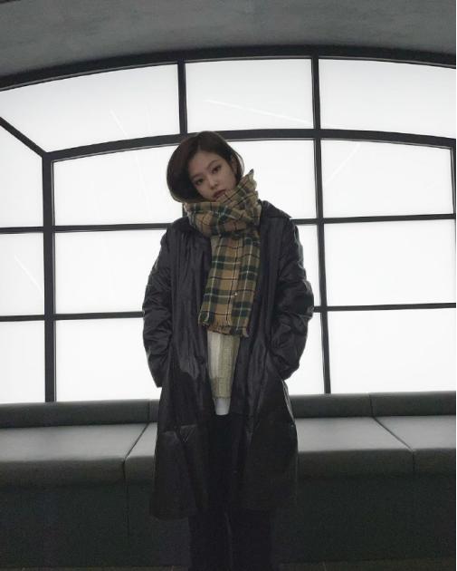 江疏影的衣服和围巾搭配好精致,江疏影穿什么颜色围巾好看