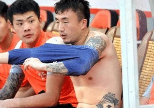 女足的腹部肌肉与男足对比,中国男足完败韩国男足