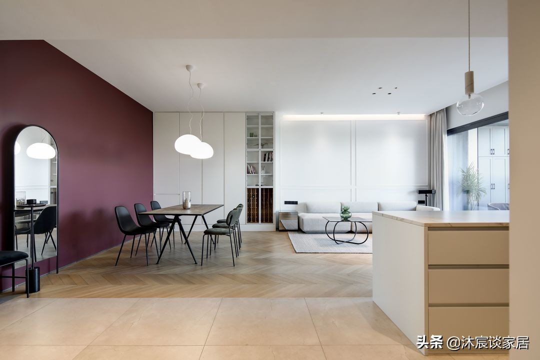 看完她的新家，才知生活可以如此有品质，室内极简大方且随性美好