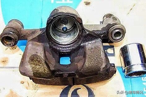 开车刹车突然咯噔一下,启动汽车时刹车踏板下沉怎么回事