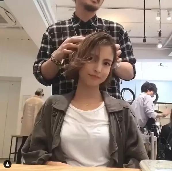 卷发2020流行发型黑发俏皮羊毛卷,2020最洋气的发量多减龄卷发