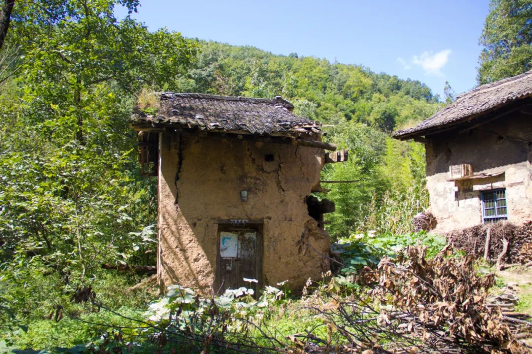 秦岭山中出现一茅屋，主人不在家，只见门口板凳上放着一个铜烟锅