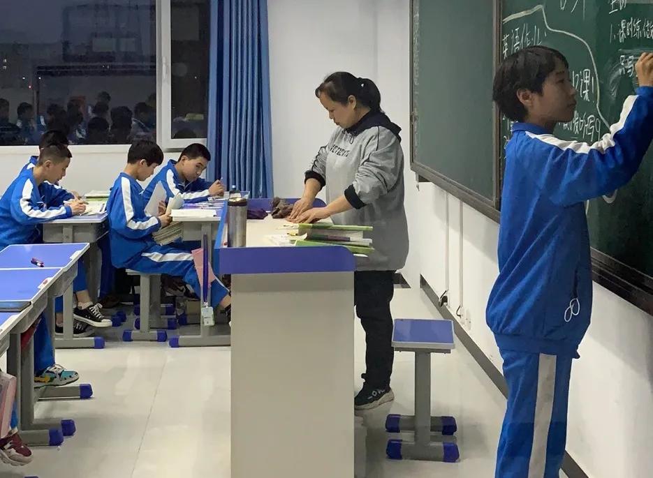 晚自习同学们在争分夺秒的学习,自习课上同学们都在埋头复习