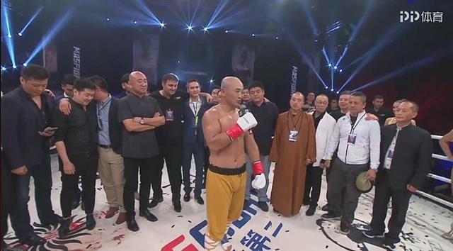 武僧一龙踢中韩国“巨人”裆部，疼痛难耐，意外KO