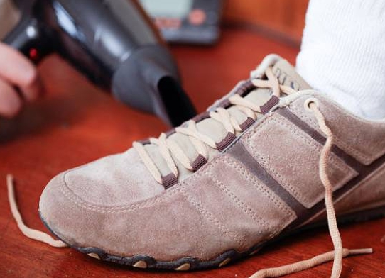 下雨天怎么防止鞋子湿,鞋子下雨天湿了如何快速晾干