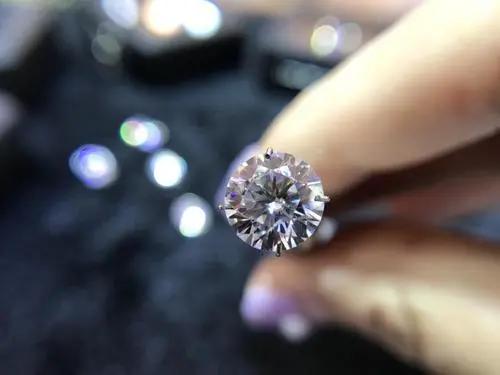 三千多的钻石都是锆石,锆石钻石价值
