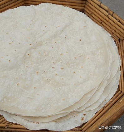 河南的美食馒头蘸酱豆,烙馍卷酱豆图片