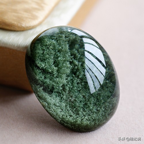 水晶：在熔岩中绽放魔力的二氧化硅，与日月兮同光的爱的守护石