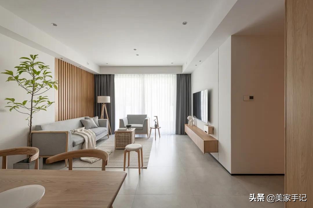 简单的白色原木色小家温馨又惬意,治愈系清新原木风的家