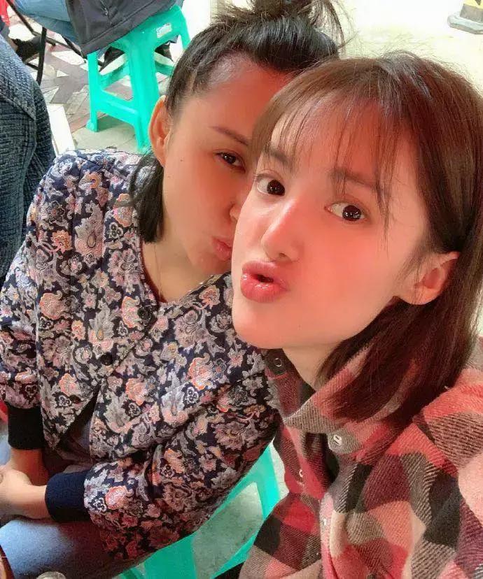 金晨：我们来自拍吧，张歆艺：先分我点头发...