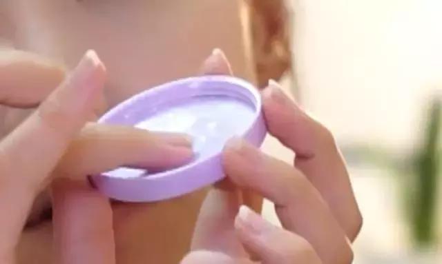 粉底怎么涂更自然,粉底如何涂出光泽感