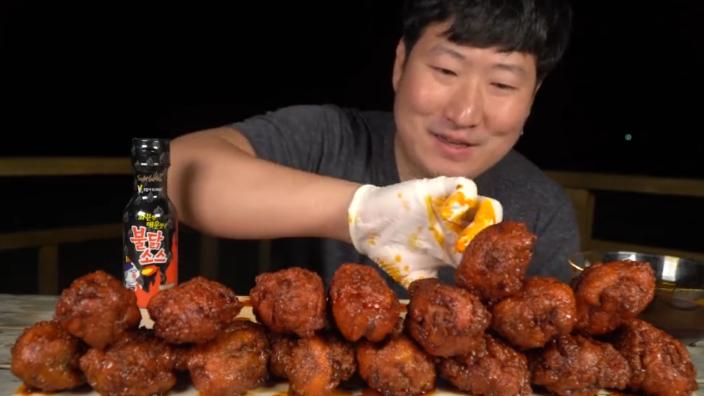 大胃王吃100个炸鸡腿,大胃王吃炸鸡腿视频