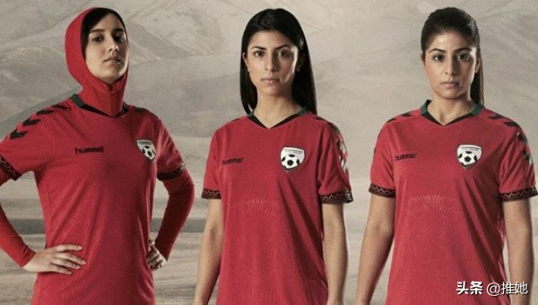 32个13岁到18岁女孩，因塔利班不让踢足球，集体逃离阿富汗