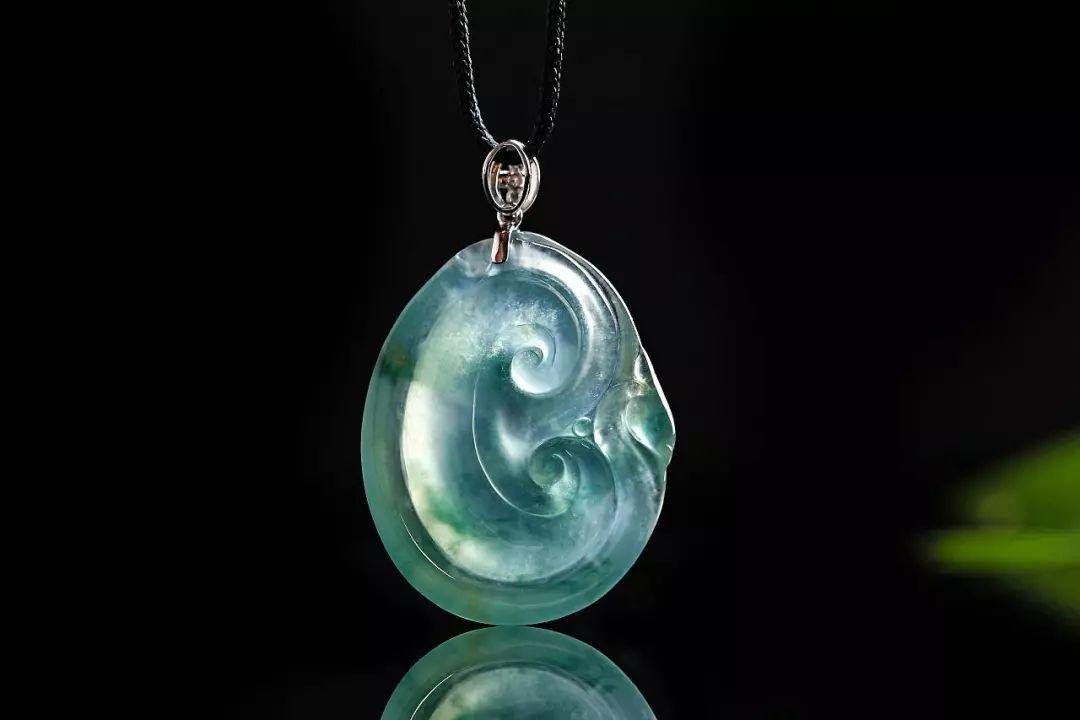 女人适合戴翡翠还是戴玉,女人戴翡翠紫罗兰挂件有什么功效