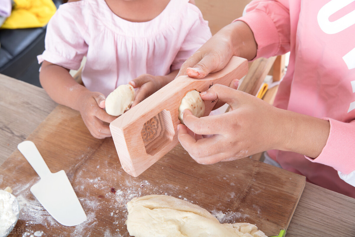 孩子因吃的闹不开心,孩子哭闹要吃零食怎么办