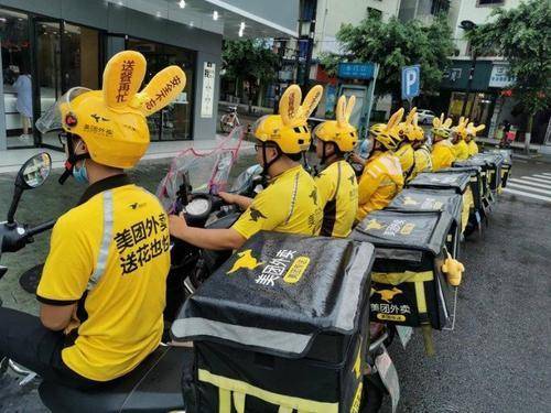 选竹蜻蜓还是袋鼠耳朵?外卖小哥的头盔大战,背后是卖萌出奇迹