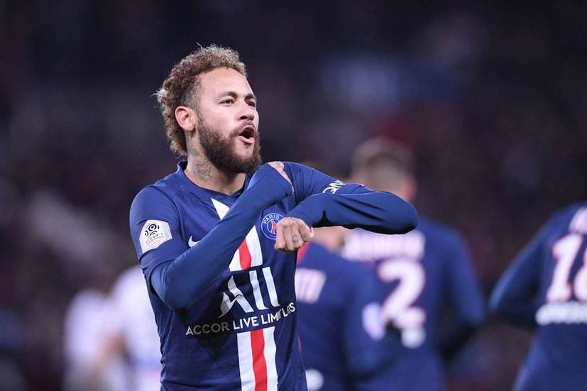 梅西除了踢右边锋还踢什么位置,现役的中场梅西