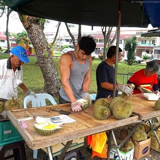 如果肌肉男出来摆地摊，要卖些什么？卖榴莲的“周杰伦”是亮点