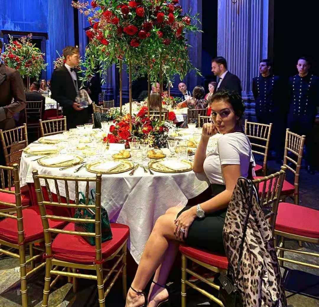 c罗头球热搜第一,c罗和乔治娜情头一左一右穿球衣