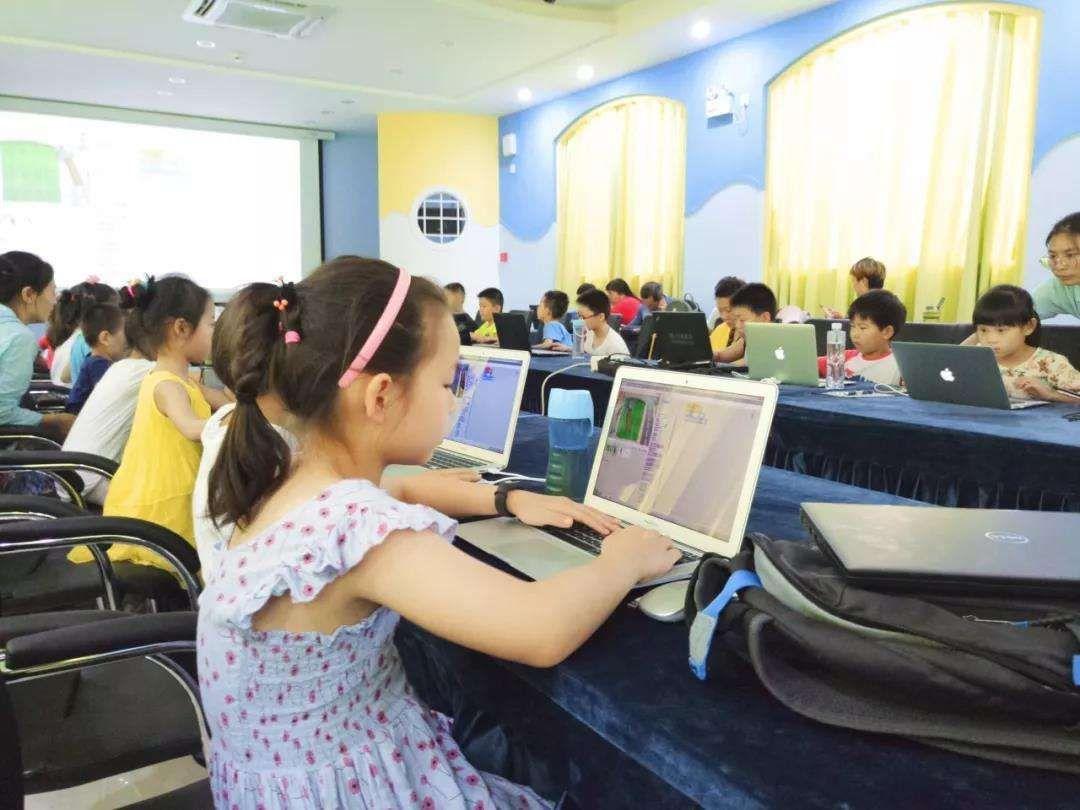 智涛少儿机器人,少儿机器人编程教育培养孩子