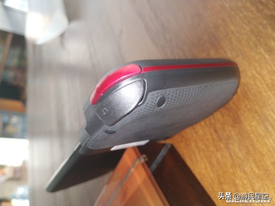 这款手柄外设能助你在《和平精英》中场场“吃鸡”