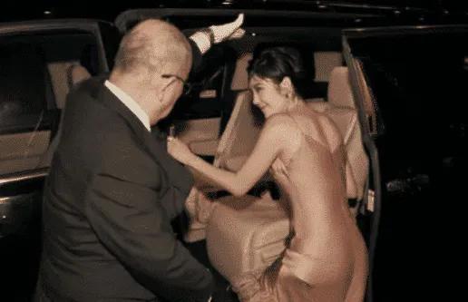 校花女神太高级，全身上下仅靠两根细绳吊着，再胖点就危险了