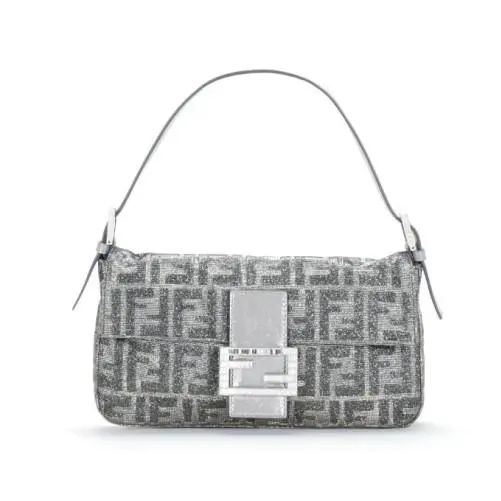 背爱马仕大牌同款包包尴尬吗,背香奈儿的包会被别人嫌弃吗