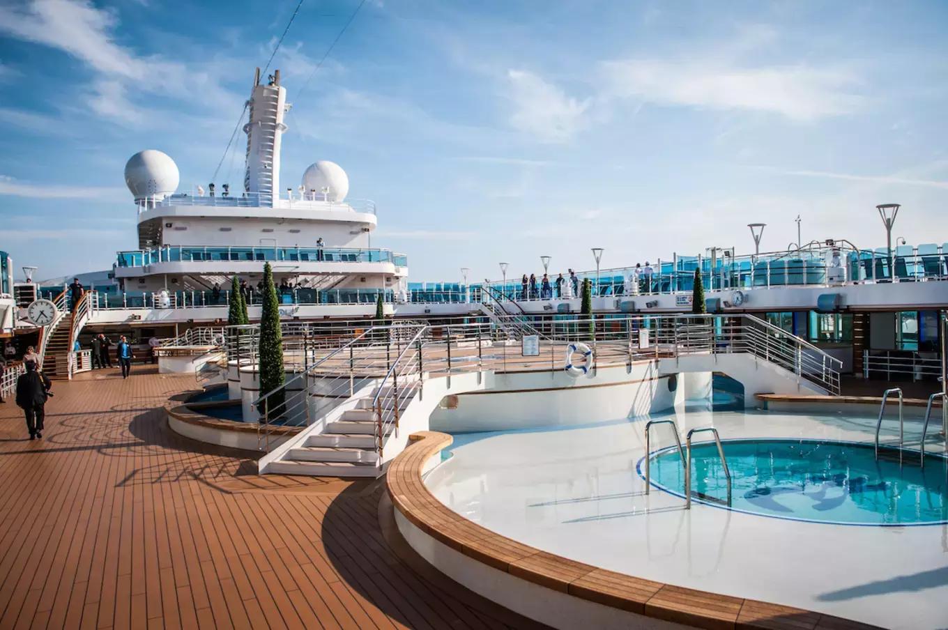 环球蜜月的小两口，免费上了一座价值8亿欧元的邮轮