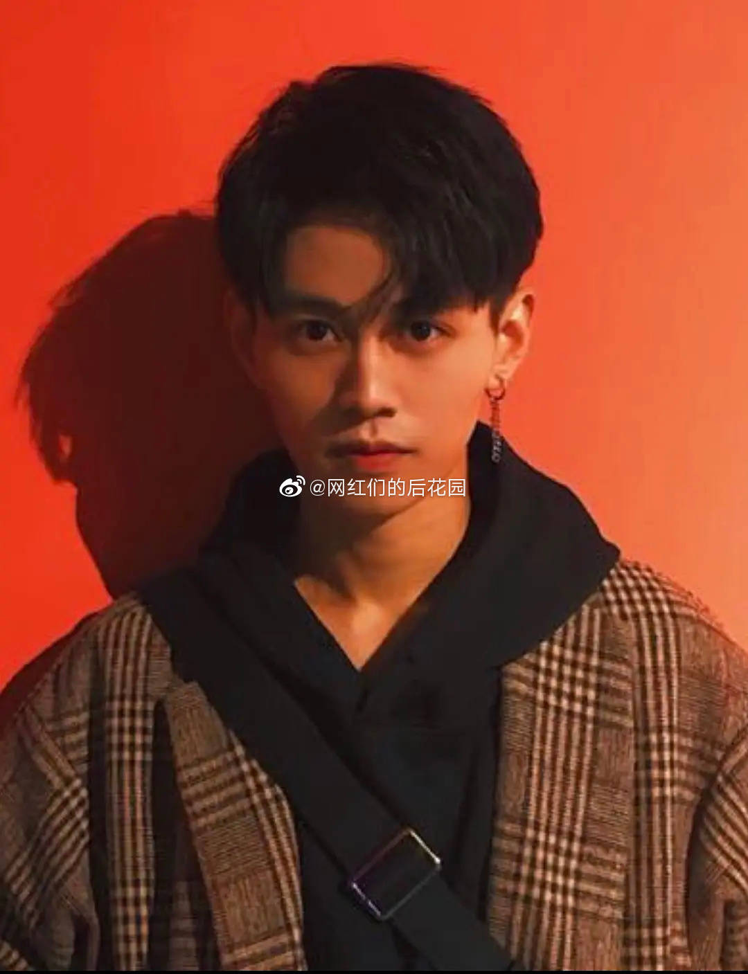 学识加成美得自然真实！温大老师像吴彦祖张震，思政老师撞脸Lisa