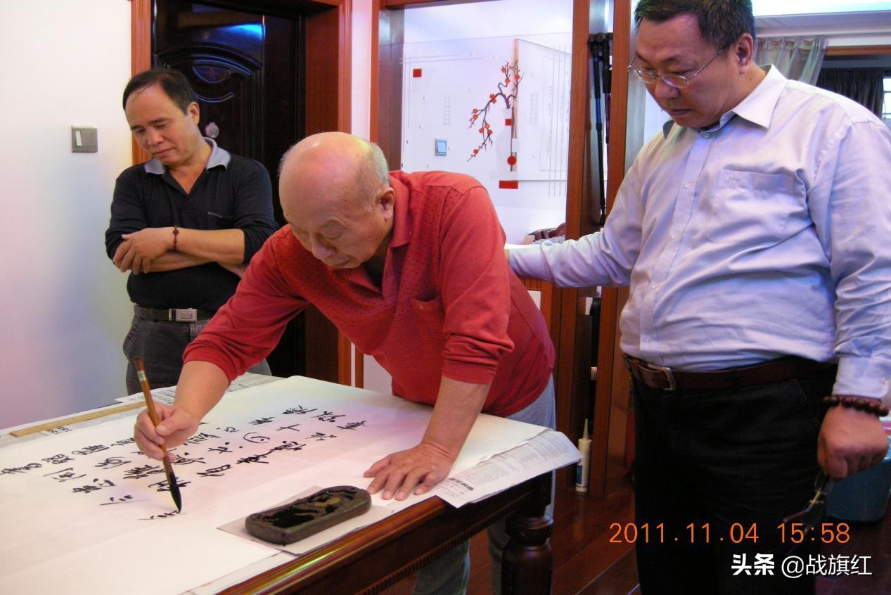 海军牺牲战士牺牲妻子带孩子敬礼,海战英雄老婆病危