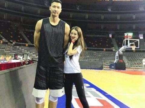 爱情如他们！她曾是足球宝贝，今成易建联背后默默付出的女人