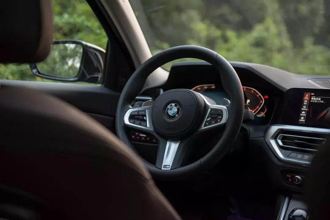 2022款宝马新3系325lim运动套装,宝马新3系320和325哪个更值得买