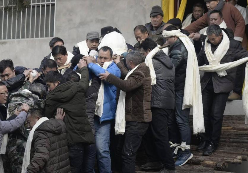 农村葬礼习俗多,起棺之前由至亲摔盆,越碎越好,没摔碎可咋办?