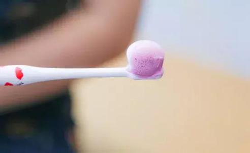 倪妮泳装露齿笑又迷倒一票人！湿法风格突然走火，牙白才敢这样玩