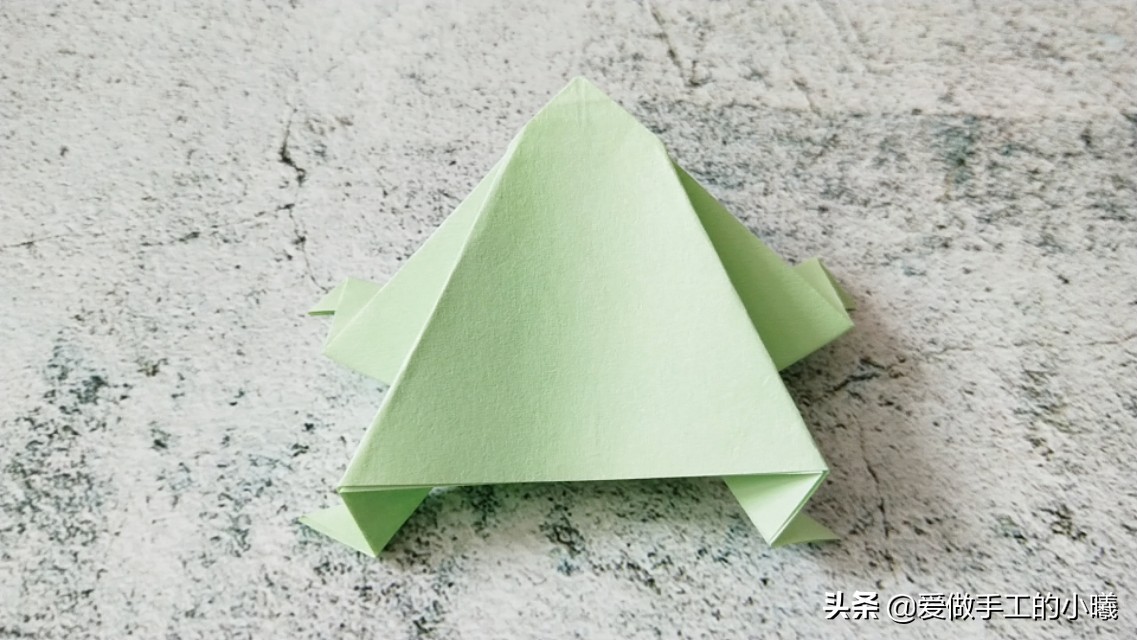 青蛙折纸能跳100米又好看又简单,会动的青蛙折纸图解