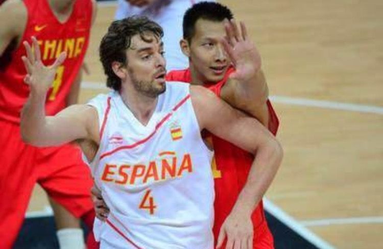 易建联生涯高光时刻,易建联职业生涯突破一万分崴脚