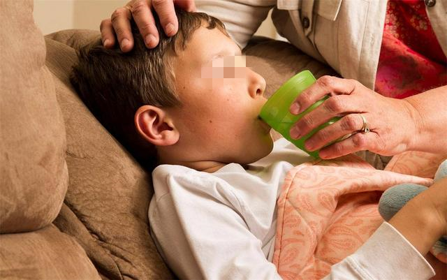 孩子误食干燥剂的做法,小女孩误把干燥剂当零食吃了