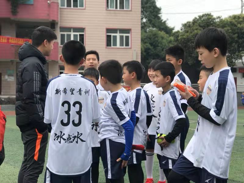 脚下过才叫真本事新希望俱乐部足球小将们出击!