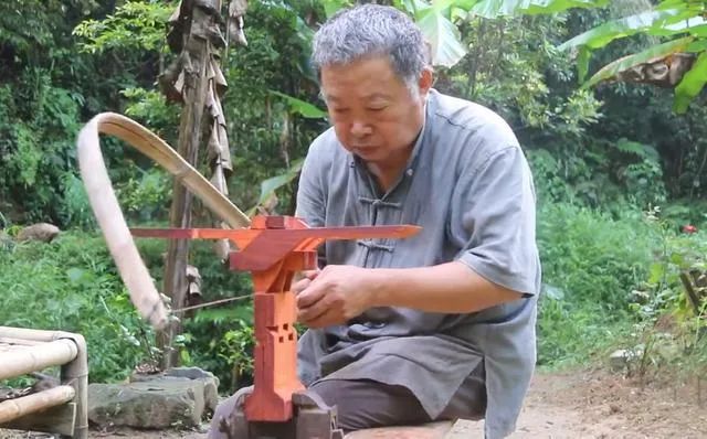 中国大爷造出2600年前鲁班凳,油管评论中国大爷锻炼