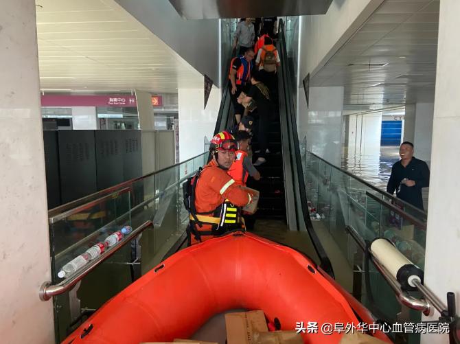 火焰蓝慰问白衣天使,火焰蓝与医护人员