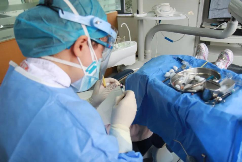 小孩牙断了露出牙神经该怎么处理,孩子牙断了牙根在里面要不要拔