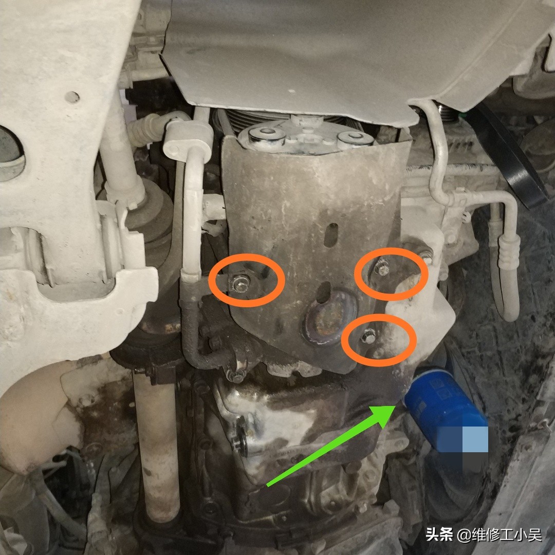 经典福克斯发动机漏机油,11年福特福克斯发动机空转